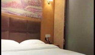 短发外围美女不是很配合被各姿势干的时间太久生气完