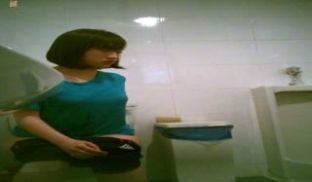 牛人潜入健身俱乐部女厕偷放针孔摄像头偷拍来跳健美