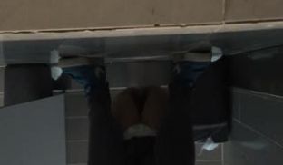 潜入大厦办公楼女厕偷拍出来故意搭讪拍脸