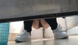 牛人潜入某学院女厕偷拍穿靴子的妹子尿尿出来的轨迹