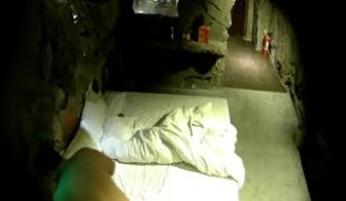 洞穴情趣酒店偷窥口活不错的肥仔舔到女友不要不要睡