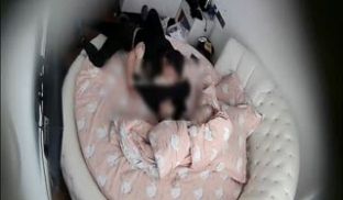 特色圆床房大学生情侣缠绵造爱衣服不脱就开始亲吻挑