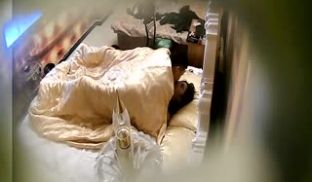 文艺气质范的漂亮美女和嘴巴很会说的中年男网友宾馆