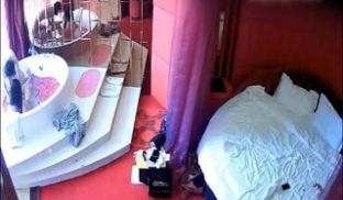 情趣酒店偷拍两个女同开房过生日，洗澡相互抚摸亲吻
