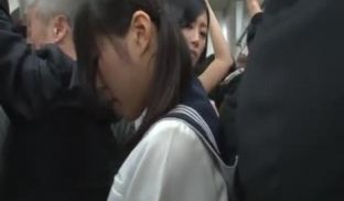AP-114媚薬口移しレズ痴汉！！！！！超満员电