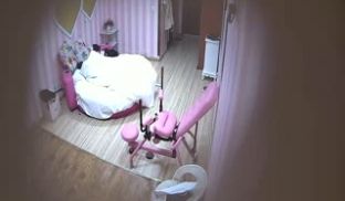 情趣房打扮洋气的清秀苗条美女与小伙开房啪啪啪很主