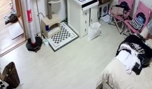 黑客破解家庭摄像头监控喜欢用老婆化桩品的花美男和