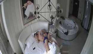 高颜值性感长发美少妇背着老公和情人偷情,女的提前