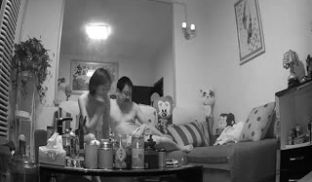 黑客破解家庭摄像头偷窥洗完澡出来的美少妇和留着小