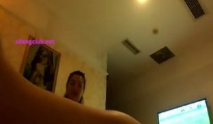 朋友气质漂亮的美女表妹洗浴会所做按摩技师~来光顾