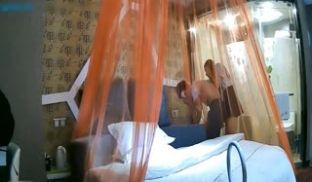 身材高挑性感可以看见打底裤的大长腿短裙美女背着男