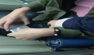 西装哥开车接女朋友下班，这女友也真饥渴大白天的让