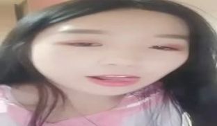 美女主播手心残留的余精凌晨现场直播手指抠逼自慰大