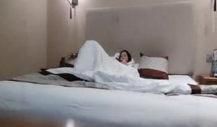 服装店美女老板娘外地进货时背着老公和情人酒店偷情