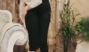 乱乱福利-大胆表弟趁魔鬼身材美女表姐喝醉后动手动