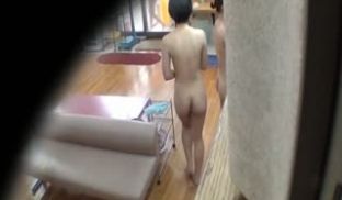 [日本] 澡堂流出！果然是年轻人~组团洗澡其实另