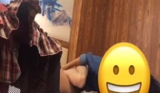 可爱小女友被瘦男友半推半就地推倒给上了～