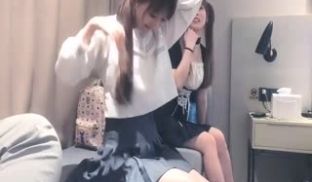 有钱真好！花大笔重金请来两位高级妹子玩双飞～两位