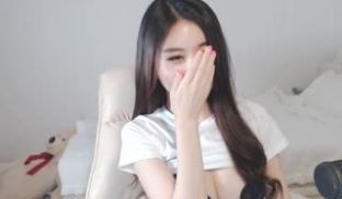 [韩国] 御姐主播崭露姣好身材~白皙肌肤玩奶头~
