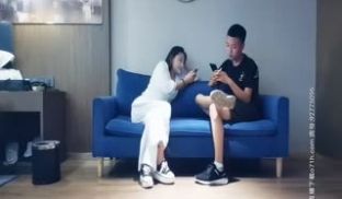 《9总全国探花》黄先生约站外围小少妇，抠穴狂魔附
