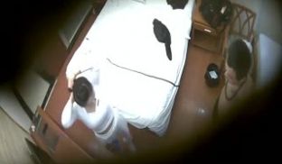 趁消夜时间跟老婆的美乳闺蜜在酒店约一炮～怕被发现