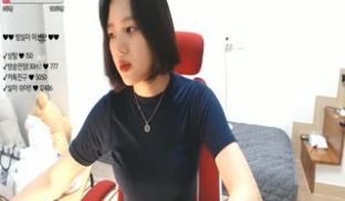 [韩国] 短发丰满妹子，衣服没多都不知道这么巨！