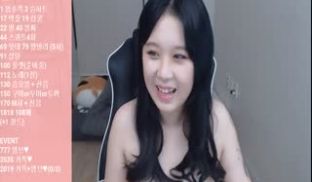 [韩国] 爱的黄瓜舔棒棒~玩奶只是暖身运动!!