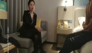 肌肉猛男酒店约操腼腆御姐，双腿肩上扛爆插，太爽浪