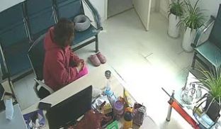 偷拍女财务来上司办公室在椅子上偷情，难怪可以一直