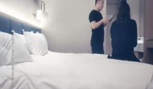 约了外围JK装妹子啪啪，这么辛苦当然要送她满嘴豆