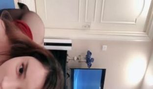 大奶美模艾小青大尺度福利片流出～被金主玩到后庭失