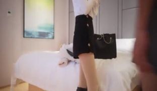 高价约操诱人吊带黑丝，扛起双腿爆插，呻吟娇喘很悦