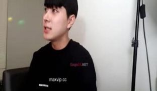 [韩国] 爱舔美乳的纹身小哥来了～这次跟大家分享