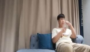《小宝寻花》约了个短发白衣甜美萌妹啪啪，掰穴骑乘