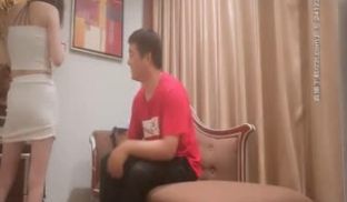 刺青老哥性致真高，约了黑白双姝来玩双飞，还能火车