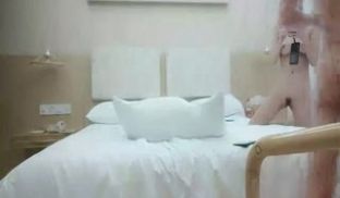 《91沈先生》张开双腿掰穴玩弄极品美鲍小姐姐，扛