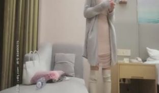 美乳妹子遭男伴大口吸吮，掰穴特写骑乘猛操奶子大幅