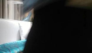 午夜探花 老哥约了个长发苗条美女~原本不太专心~