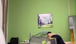 小伙用手机App约炮竟约到自己的美女同事，二话不