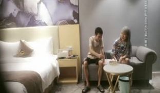 《七夜全国探花》体型瘦小枯干的小老哥使劲猛干灰发