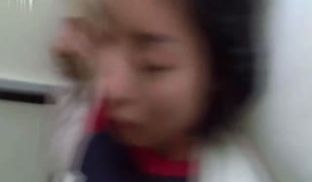 猥琐男套路2位社会经验不多的大学生妹子晕倒带到出
