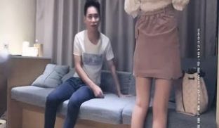 《太子探花》在沙发上操翻白皙甜美大长腿妹子，舌吻