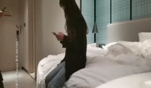《文轩探花》清纯00后的腼腆美少女，在激烈的活塞