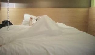 《探花江小白》纹身猛男把肉感足疗妹子冲撞得不要不