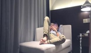 约了个长腿少妇穿上皮裤诱惑，舔弄插嘴抬腿侧入猛操