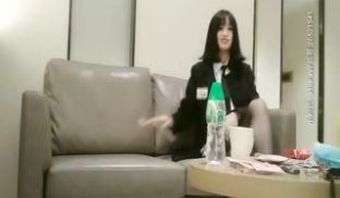 黑色外套短裙大奶妹子，白色网袜抹上润滑油抬腿侧入