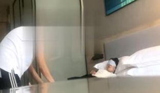 在旅馆把女友当母狗肏，还把过程偷偷拍了下来