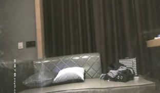 性感短裙美女酒店援交，遇到个不懂怜香惜玉的卷发男