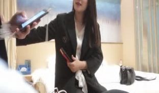 刚毕业不久的四川漂亮妹子用肉体赚零花，玩到一半姨