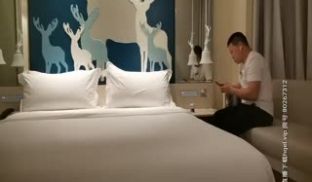 小伙约操甜美兼职小姐姐，狂暴抽插害小姐姐快吃不消